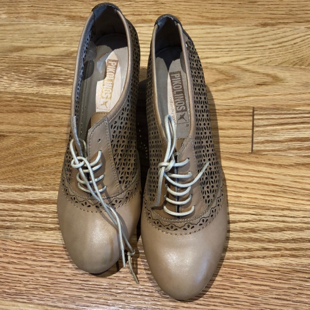 Pikolinos Heels 6.5-7 nude leather spectators lace